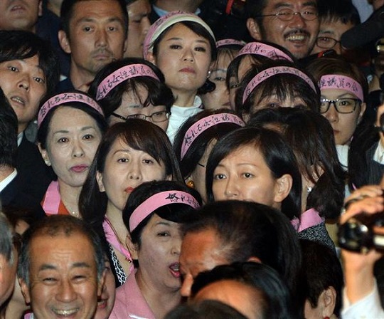 野党の「セクハラ」作戦に反撃　参院議長が女性衛視投入　民主・小宮山泰子氏「女を利用するな！」