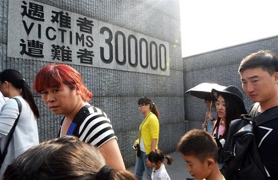３０万人という犠牲者数を記した南京大虐殺記念館の表示＝５日、中国江蘇省南京市（共同）
