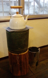 火鉢とホットストーン・姫川薬石