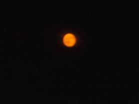 長野県の夜に見た夕日の様な赤い月に驚いた