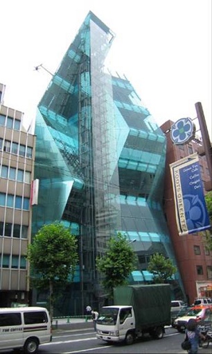 東京都 ジ・アイスバーグビル。激戦区の東京を制したのは神宮前のこのビル。2006年にオープンした商業施設で氷山をイメージして作られたとかいう