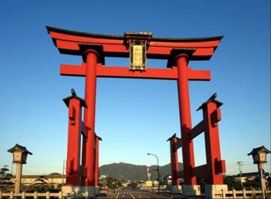 新潟県に昭和57年に上越新幹線開通を記念して建てられた、高さ30mの大鳥居.jpg