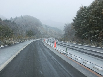 初雪の高速１