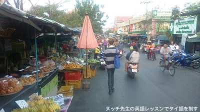 Khru Nai寺付近の路上市場