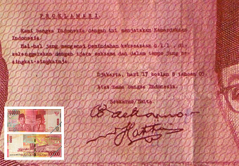 署名入りのインドネシア独立宣言書。インドネシアの10万ルピア紙幣の図柄になっている。