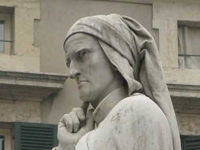 ヴェローナのシニョーリ広場にある、ダンテ像