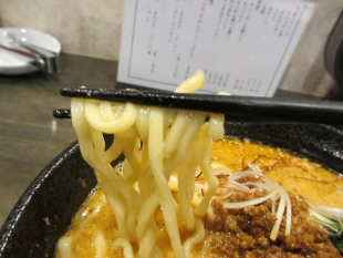 太威　濃厚ﾁｰｽﾞ味噌担々麺　麺