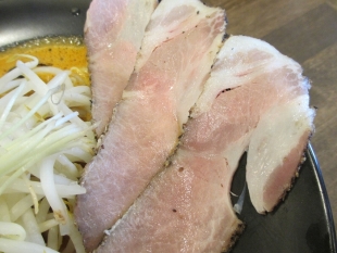 赤ｼｬﾓｼﾞ新潟東　濃熟辛味噌ﾁｬｰｼｭｰ麺　ﾁｬｰｼｭｰ (2)