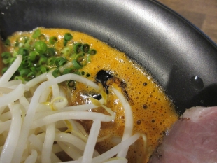 赤ｼｬﾓｼﾞ新潟東　濃熟辛味噌ﾁｬｰｼｭｰ麺　ｽｰﾌﾟ (2)