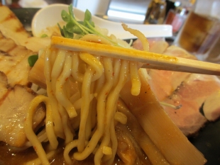 赤ｼｬﾓｼﾞ新潟東　濃熟辛味噌ﾁｬｰｼｭｰ麺　麺