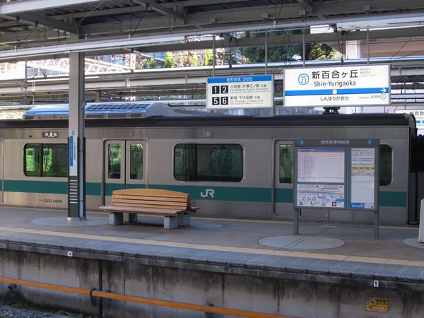 小田急線新百合ヶ丘駅に停車中のJR東日本E233系2000番台。