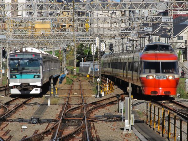 新百合ヶ丘駅構内で停車中には、小田急の様々な車両と顔合わせ。