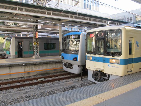 新百合ヶ丘駅構内で停車中には、小田急の様々な車両と顔合わせ。