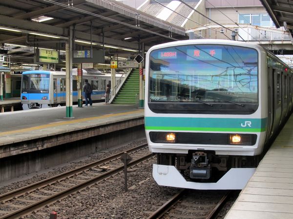 松戸駅に停車中には、快速線のE231系や新京成8800形と初顔合わせが実現。