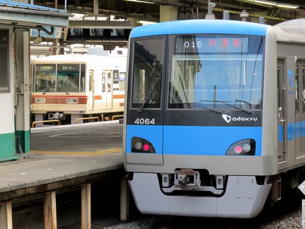 松戸駅に停車中には、快速線のE231系や新京成8800形と初顔合わせが実現。